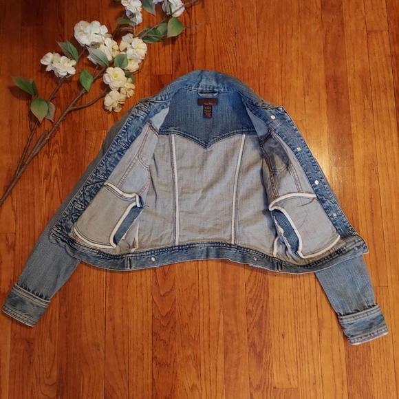 Vintage Urban Behavior Light Wash Cropped Denim Jacket - Picture 9 of 13